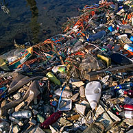 Plastic en nylon afval drijvend in water van kanaal
